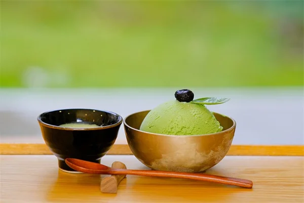 芝生の種と除草剤は同時に使える？プロが教える正しい順番